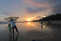 亚龙湾和三亚湾哪个好玩、去三亚住三亚湾还是亚龙湾