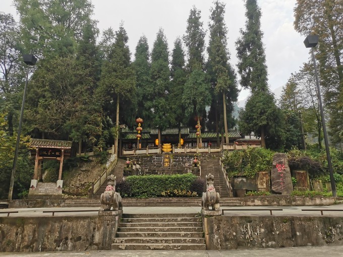 "赵公山山上山,财神爷爷坐中间,右边牵着都江堰,左边抱着青城山,洞天
